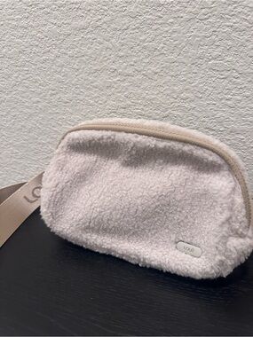 Lole Sherpa Fleece Belt Bag Cream White Fleece Waist Pack Crossbody Bag